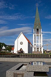 Foto einer Kirche, mit einem freistehenden Kirchturm