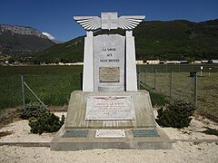 Stèle en hommage aux aviateurs savoyards.