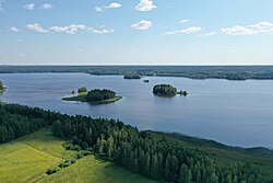 Mouhijärvi luoteesta päin nähtynä. Etualalla Pieni (vas.) ja Iso Takkasaari.