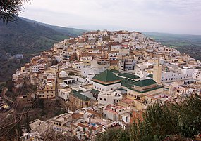 Vista de uma das colinas de Mulei Idris, com a zauia e mausoléu de Mulei Idris em primeiro plano