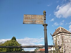 Ancien panneau de signalisation routière dans le village[21].