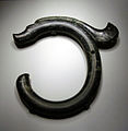 Amulette « dragon ». Hongshan, Liaoning. Jade, H. 26 cm. Découvert: Sanxingtala, Ju Ud (act. Chifeng), Mongolie-Intérieure, 1973. Musée national de Chine