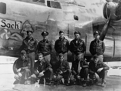 Photo de l'équipage du 493d Bombardment Group Consolidated B-24J Liberator 44-40321 « Old Sack », RAF Debach, photo prise au printemps 1944.