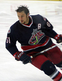 Photographie de Nash avec le maillot des Blue Jackets de Columbus et le « A » pour assistant-capitaine.