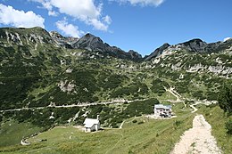 Il rifugio Scalorbi al passo Pelagatta. sulla sinistra visibile anche la chiesetta dei morti alpini