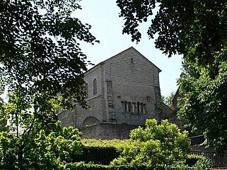 Façade nord, toiture rehaussée, porche remanié, mur d’enceinte arasé.