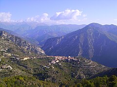 Plus bas Utelle, village traversé durant l’ascension.