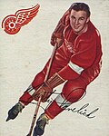 El jugador de hockey sobre hielo canadiense Marty Pavelich