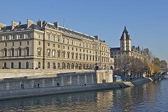 Ancien siège de la Direction régionale de la police judiciaire de Paris et cour d'appel au quai des Orfèvres[16] (photo prise en 2007).