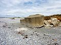 Près de Pellan : blockhaus déstabilisé, désormais au milieu de la plage, illustrant le recul de la côte depuis la Seconde Guerre mondiale 2.