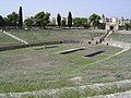 Les gradins, l'arène et les trois fosses.