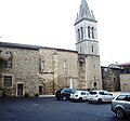 L'église vue de la place intérieure du village.