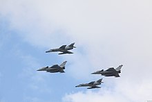 Deux avions Rafale et deux Super Étendard modernisé basés à Landivisiau, volant en formation.