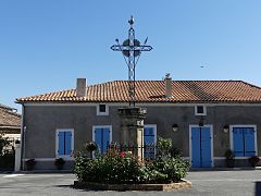 Croix sur la place devant l'église.