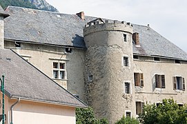 Vue en arrière-plan du château de Chevron