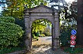 Porte architecturale à l'entrée du jardin du mail.