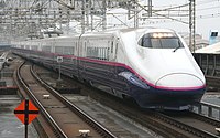 J8編成。東京寄りの前頭カバー形状が異なる。（大宮駅）