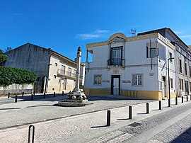 The pillory of Ansião, with the administration building of the Junta de Freguesia de Ansião behind.