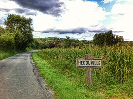 The road entering the village of Hédouville