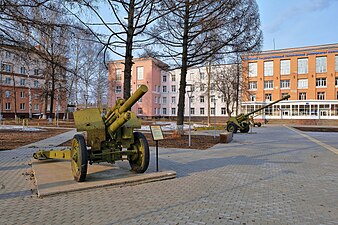 Экспозиция вооружений около 2-го корпуса