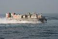 Un LCAC lors d'une parade navale (29 octobre 2006)