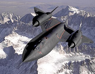 Le jet furtif de reconnaissance Lockheed SR-71 Blackbird, en vol au dessus des sommets enneigés du sud de la Sierra Nevada en Californie (États-Unis), en 1994. (définition réelle 3 000 × 2 350*)