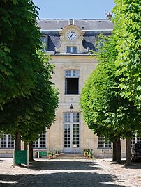 L'entrée du pavillon Mansart, à présent siège de la direction et du secrétariat du lycée.