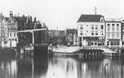 Open Havenfront and Prins Hendrikkade 25-32. In the middle the Spaarndammer bridge and behind it the Martelaarsgracht; before the infill in 1884.