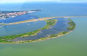 Vue d'avion, l'île prototype au premier plan, le naviduct sur l'houtribdijk et Enkhuizen en arrière-plan