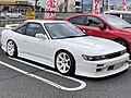 シルエイティ。240SXとは逆に、180SXの軽量化や修理コスト低減などを目論んでリトラクタブルから固定式に変更したことに端を発する改造車。