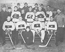 Photographie en noir et blanc d'une équipe de hockey sur glace