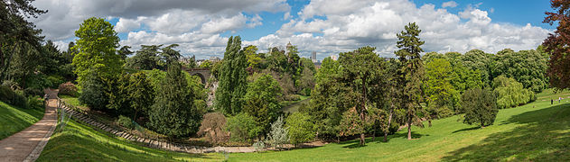 Le lac des Buttes Chaumont vu du bord du temple de la Sybille en août 2006.