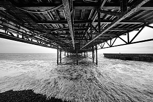 Vue sous la jetée de Brighton (Angleterre). (définition réelle 6 016 × 4 016)