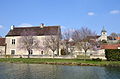 Manoir de Saint-Vinnemer (XVIe siècle) : Le manoir vu du canal.