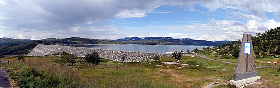 Barrage Sysendammen qui retient le lac Sysenvatnet, principal réservoir de l'aménagement de Sima.