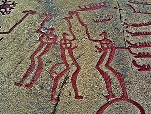 אנשים אוחזים בגרזנים וחרבות במעין ריקוד טקסי, ציור סלע באתר אמנות הסלע בטאנום, בדרום-מערב שוודיה מתקופת הברונזה.