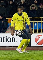 Thierry Henry playing football for Barcelona