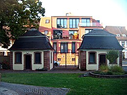 Wachhäuschen am Schlosspark, rechts dahinter der Leininger Oberhof