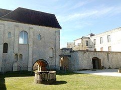 Vue de la cour nord, la chapelle à gauche et le château à droite.