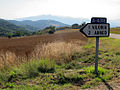 Cartel indicativo de carretera en dirección al pueblo y lago de Arreo