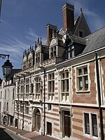 L’hôtel d'Alluye vu depuis le haut de la rue Saint-Honoré, en mai 2012.