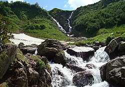 Одноимённый водопад в верховьях реки Ачипсе на склонах горы Ачишхо