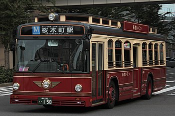 横浜市中心部の観光地を結ぶ周遊バス「あかいくつ」