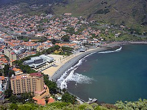 Vista do centro e praia de Machico