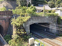 新逢坂山隧道東口坑門（上り内外線）