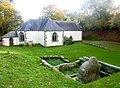 Chapelle Saint-Léger : côté nord et la fontaine de dévotion.