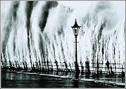 Onde de tempête du Grand ouragan de 1938 frappant un mur de quai (NOAA/NWS Historic Collection)