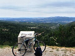 Table d’orientation (1 291 m) et vue sur les monts de Vaucluse.