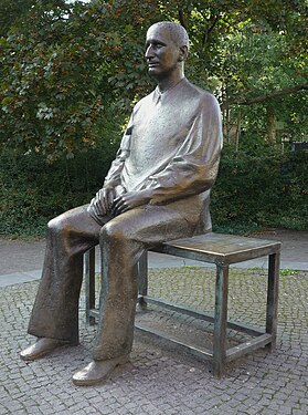 Bronze sculptor Memorial to Bertold Brecht, 1986-1989