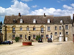 Le logis du XIVe siècle de l'ancien prieuré Sainte-Geneviève, façade ouest.